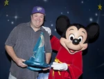 Eric Stonestreet with Mickey.jpg (213 KB) Eric Stonestreet with Mickey Mouse at Disneyland in January 2014.