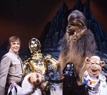 Chewbacca with Mark Hamill, C-3PO, Miss Piggy, Link Hogthrob, and Dearth Nadir on The Muppet Show.