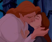 El Príncipe Adam y Bella se dan un beso.