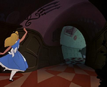 Alicia persiguiendo al Conejo Blanco por el pasillo de la Madriguera.