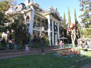 haunted mansion holiday facade P1010973