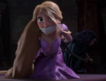 Rapunzel secuestrada por Gothel.
