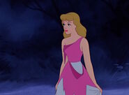 Cenerentola con il vestito strappato.