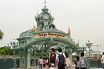 Tokyo Disneyland Entrance.jpg (121 KB)