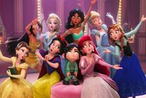 Jasmín y demás princesas Disney hablan con Vanellope.