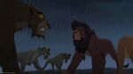 Kovu parado frente a su madre