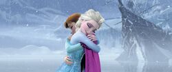 Anna und Elsa umarmen sich