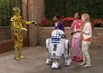 Cameron, Chyna y Olive conocen a R2-D2 y C-3PO.