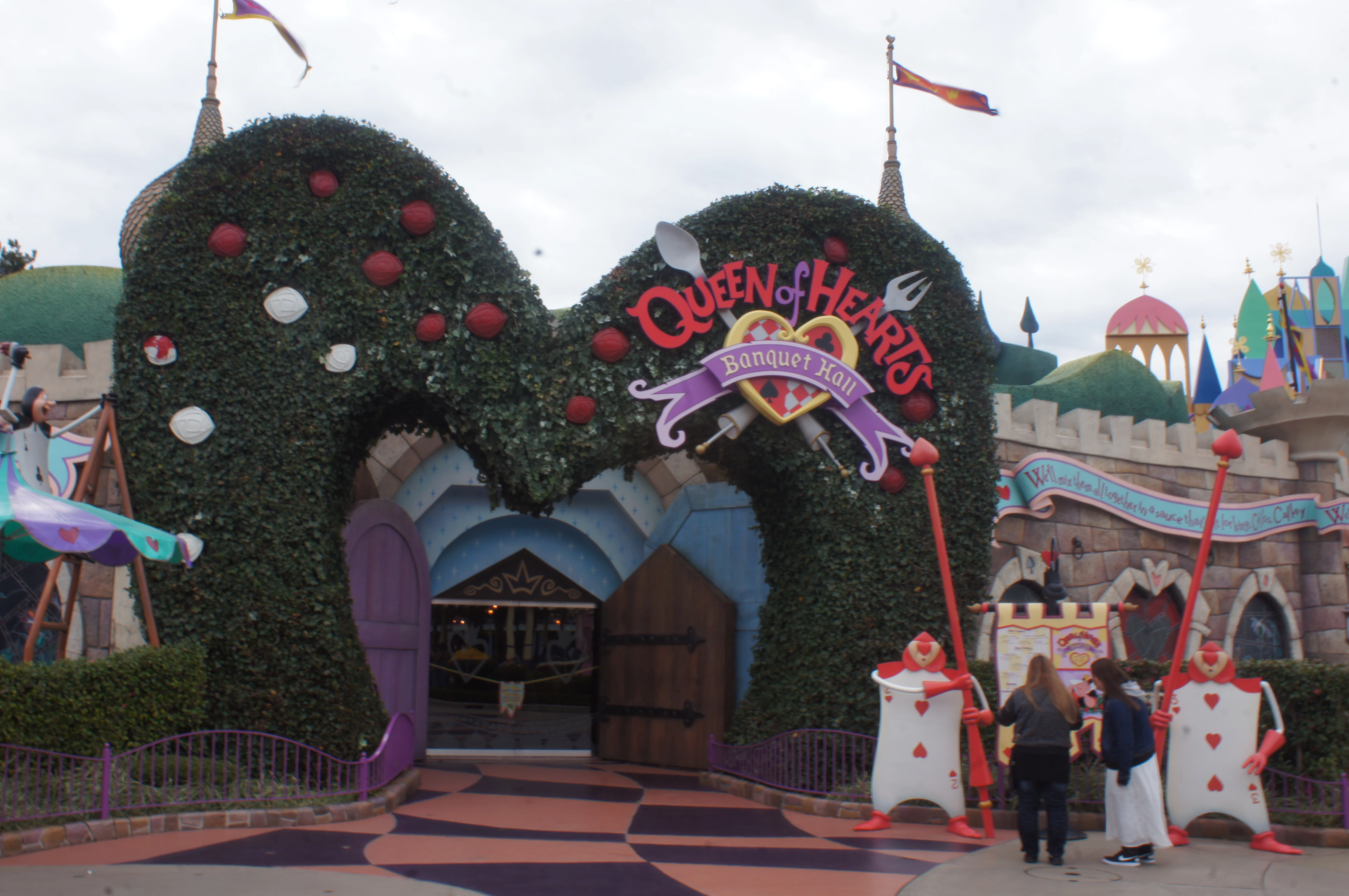 Queen Of Hearts Banquet Hall Disney Wiki Fandom
