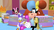 Minnie and daisy hi mickey, we're helping