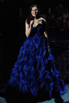 Мэнди Мур выступает на сцене на 84-й ежегодной церемонии вручения премии «Оскар» в феврале 2011 года.