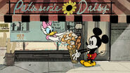"Apportez les croissants au Café Minnie."