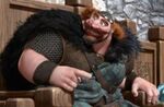 El Rey Fergus sentado en su trono.
