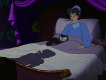 Lucifer en la cama de Lady Tremaine.