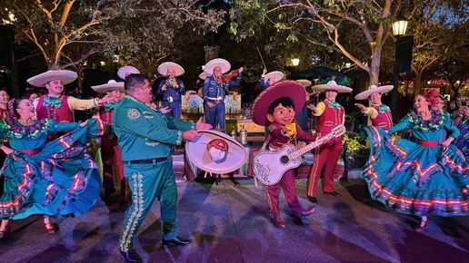 AMusicalChristmaswithMariachiAlegríadeDisneyland&Miguel