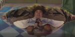 Эдди экспериментирует с физическими эффектами мультяшек на людях