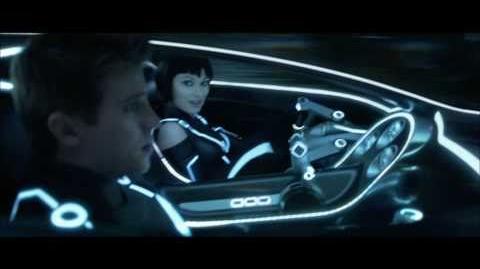 Quorra salva Sam - Tron O Legado - Oficial de Walt Disney Studios