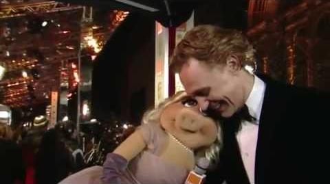 Tom Hiddleston with miss Piggy!!