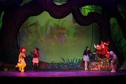 Timón y Pumba en el show Wishes de Disney Cruise Line