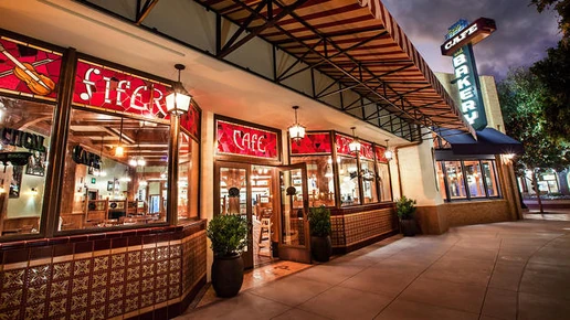 Fiddler-fifer-and-practical-cafe-00