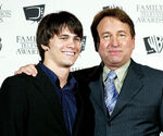 Jason Ritter with his father John in February 2003.