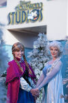 Anna y Elsa afuera de Disney's Hollywood Studios