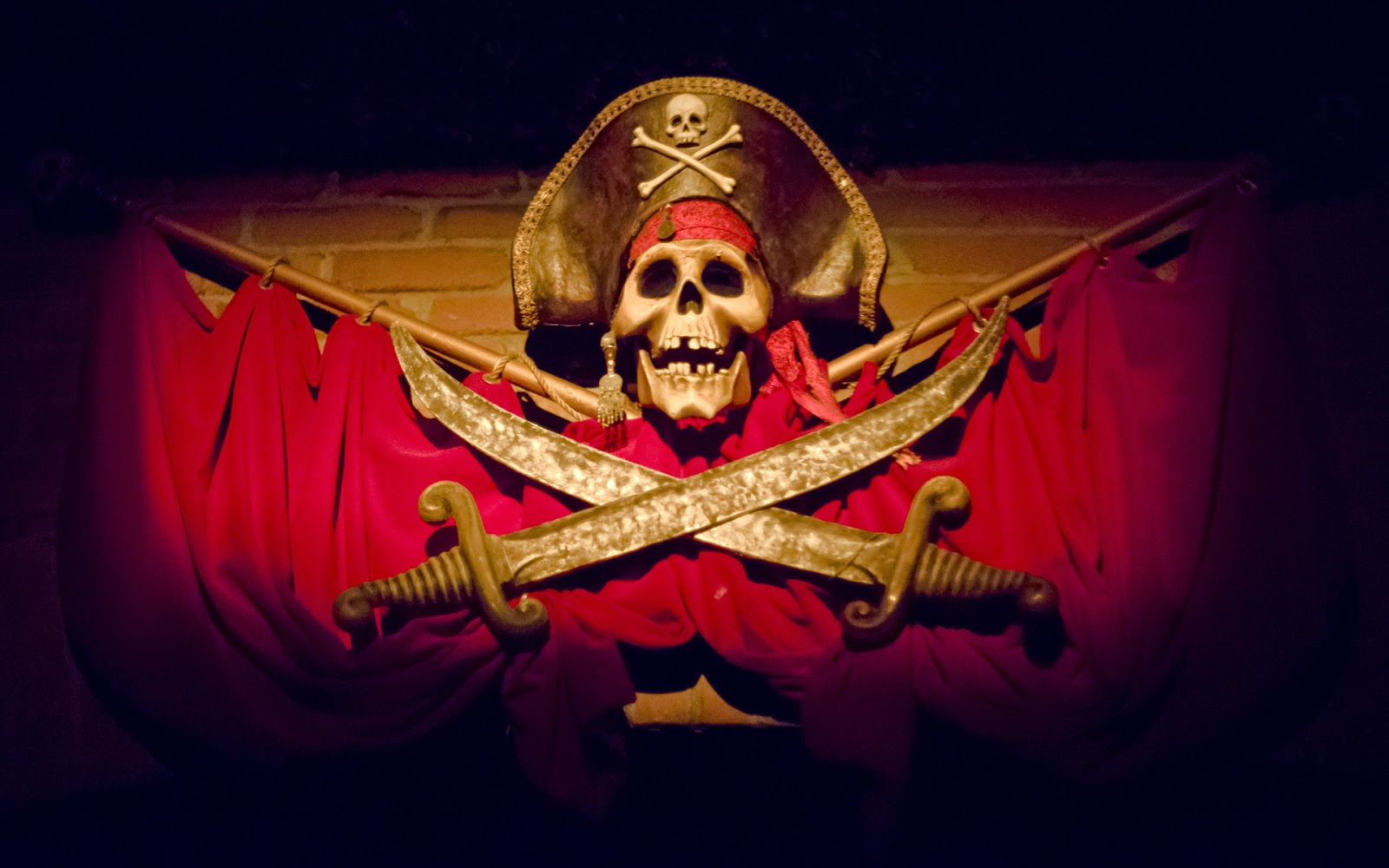 Disney Parks Pirates of The Caribbean Skull Black Hoodie Mens M Pirate  Skeleton
