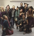 Foto detrás de escenas de Uma y su tripulación pirata