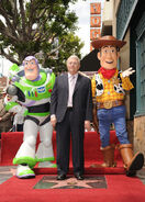 Randy Newman met zijn ster op de Hollywood Walk of Fame samen met Buzz Lightyear en Woody.