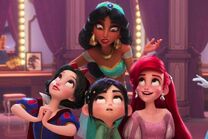 Jasmín, Ariel y Blancanieves hablan con Vanellope.