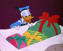 Donald ve todos los regalos.