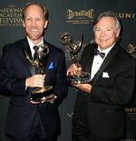 Frank Welker y Jeff Bennett en los Creative Arts Emmy Awards de 2016.