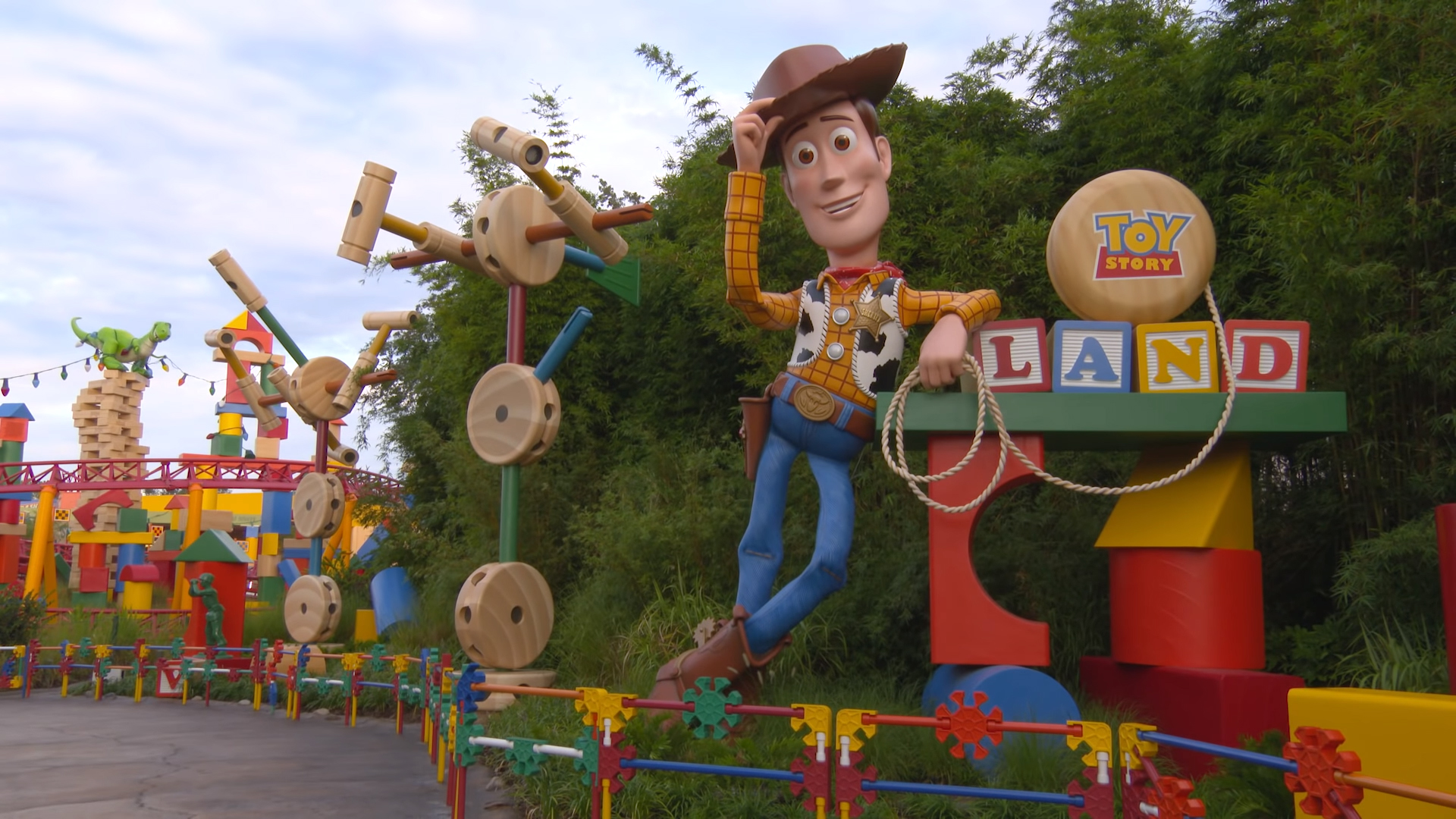 when does toy story land open at disney