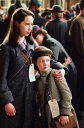 Susan (Anna Popplewell) and Lucy Pevensie (Georgie Henley)