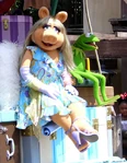 Miss Piggy and Kermit.jpg (150 KB) Miss Piggy with Kermit at one of the Disney theme