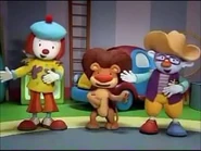 Skeebo bailando con JoJo y Goliath.