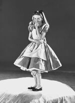 AliceInWonderland1951LiveActionReference6.jpg (333 Кб) AliceInWonderland1951LiveActionReference6