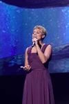 Ариана ДеБоз поёт песню «This Wish» на выставке D23 2022 года.