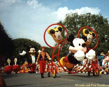 New 'Cute' Mickey & Friends Balloon Floats into Walt Disney World