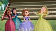 Amber cantando junto a Hildegard y Clio