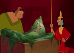 Kuzco enseña a Pacha la maqueta de su aldea.