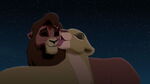 Kovu recibe un beso