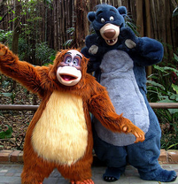 Baloo y el Rey Louie en un parque Disney.