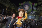 D23-Expo-2015-john-lasseter-Buzz-and-woody.jpg (126 KB) John Lasseter at the D23 Expo 2015 Buzz and Woody.