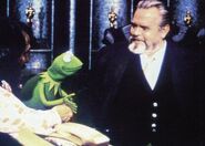 Orson Welles as Lew Lord with Kermit the Frog in The Muppet Movie