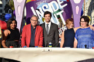 Mindy Kaling con Lewis Black, Bill Hader, Amy Poehler y Phyllis Smith en la premiere de Inside Out