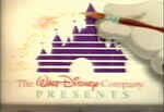 O castelo qual começa o programa com a palavra lê "Walt Disney Company Apresenta"