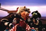 Movie-MTI-Promo09.jpg (35 KB) Miss Piggy as Benjamina Gunn