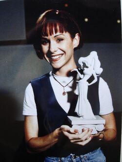 https://static.wikia.nocookie.net/disney/images/a/a0/Susan_Egan_with_Meg_sculpture.jpg/revision/latest/scale-to-width-down/250?cb=20170620212931