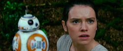 Rey y BB-8 se horrorizan cuando llegan Cazas TIE en el castillo de Maz Kanata en Takodana.